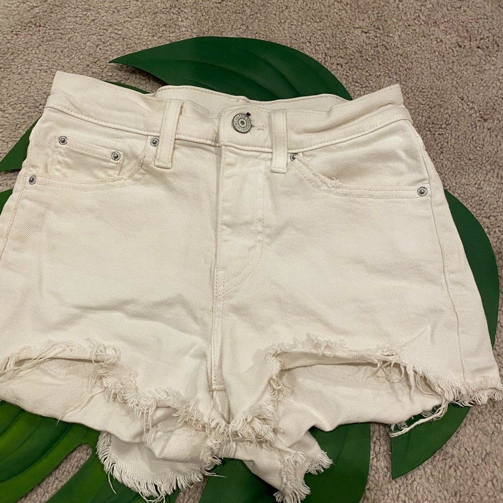 White Levi’s short
